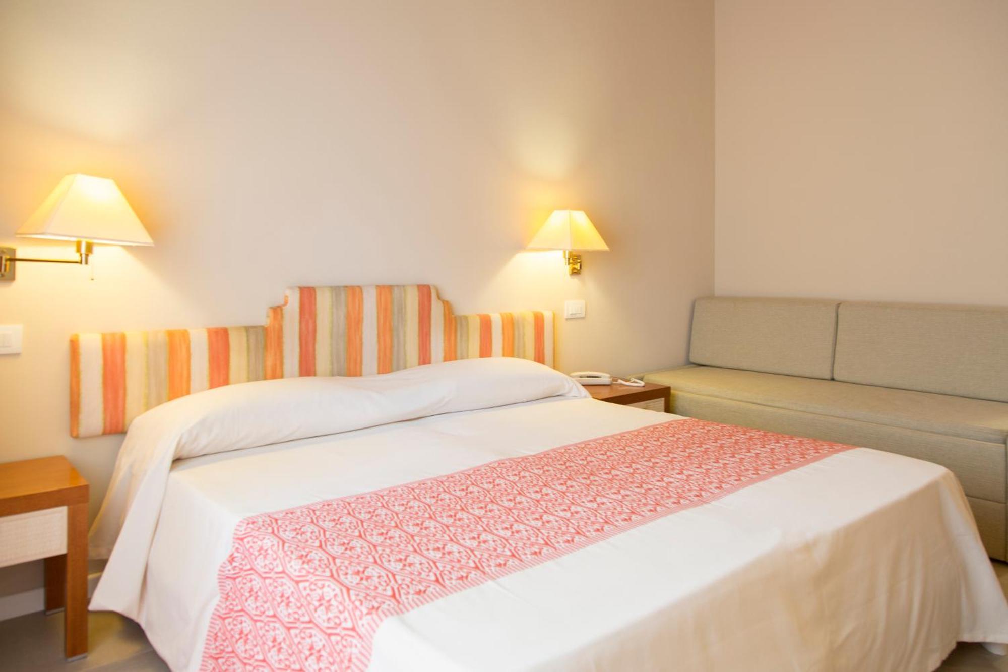 Blu Hotel Laconia Village Cannigione Room photo