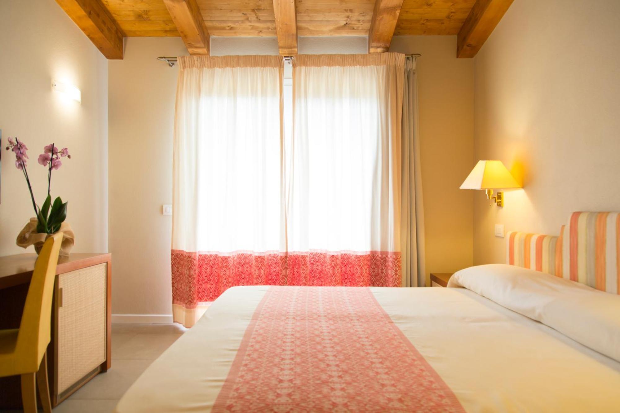 Blu Hotel Laconia Village Cannigione Room photo